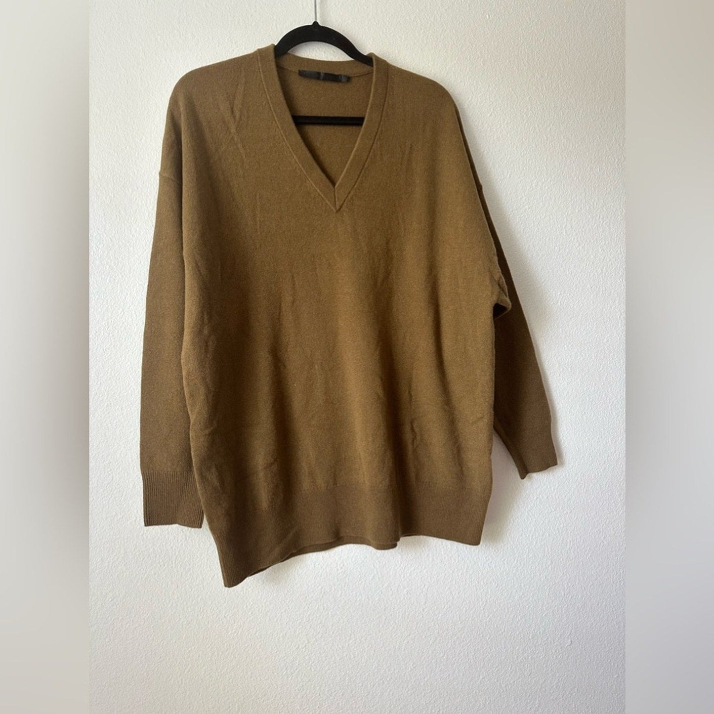JENNI KAYNE Charlie V - Neck Sweater Amber Cashmere - Jenni Kayne Bernardi Collective