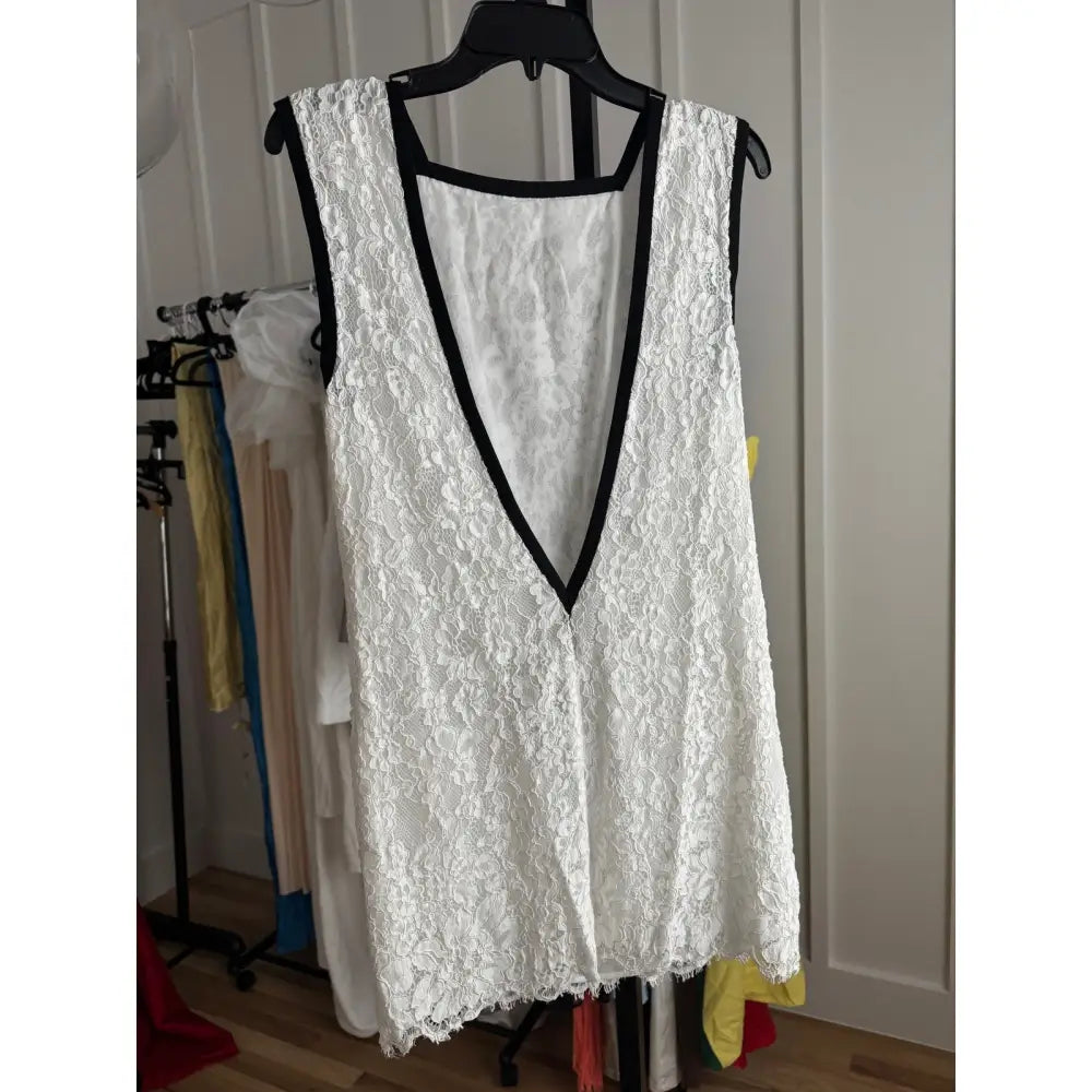 Helsa The Lace Mini Dress in White - Dresses